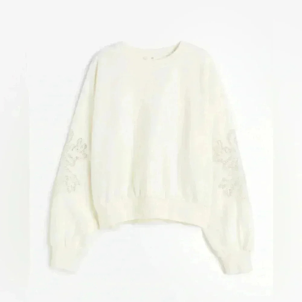 Cream embroidered sweatshirt. Size L.